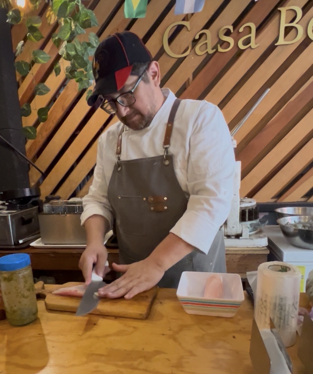 Chef preparando platillos con técnica de autor